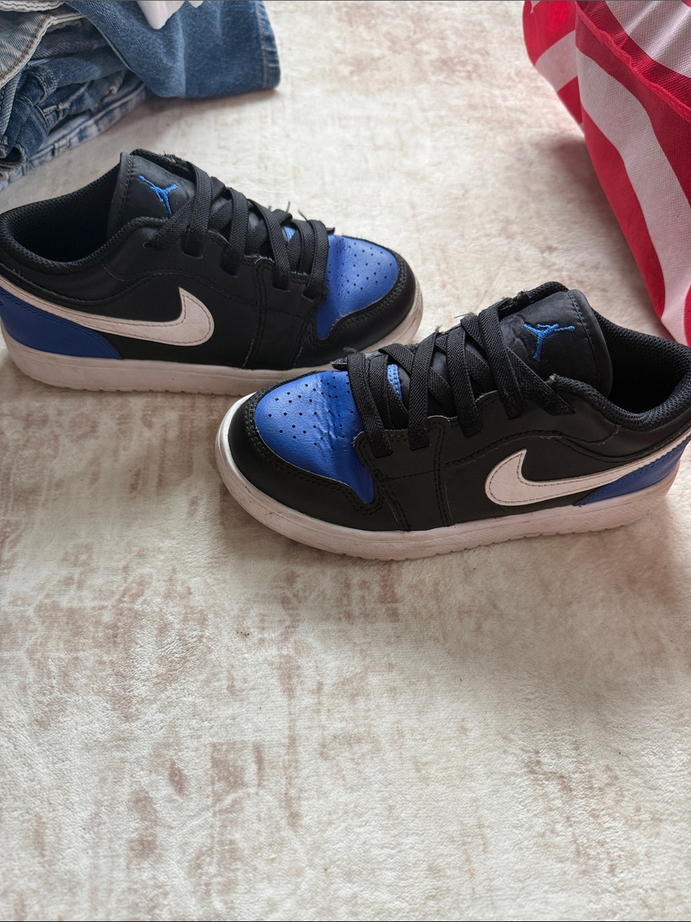 Nike Low Top Sneakers in Black, Blue & White
